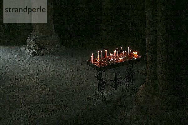 Stillleben im Kloster Haghartsin mit einem Podest für Kerzen  Armenien  Asien