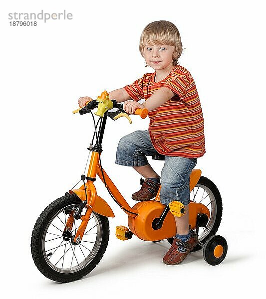 Porträt eines niedlichen Jungen auf dem Fahrrad auf einem weißen