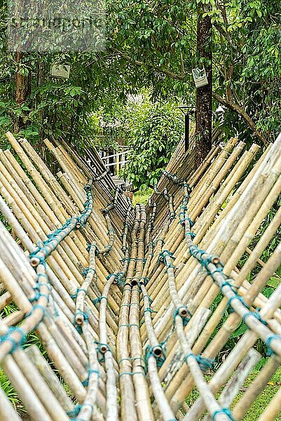 Der Stamm der Bidayuh  der in Sarawak auf Borneo lebt  beherrscht die Kunst des Baus von Bambusbrücken. Hier zu sehen in Santubong im Sarawak Cultural Village im Norden von Kuching