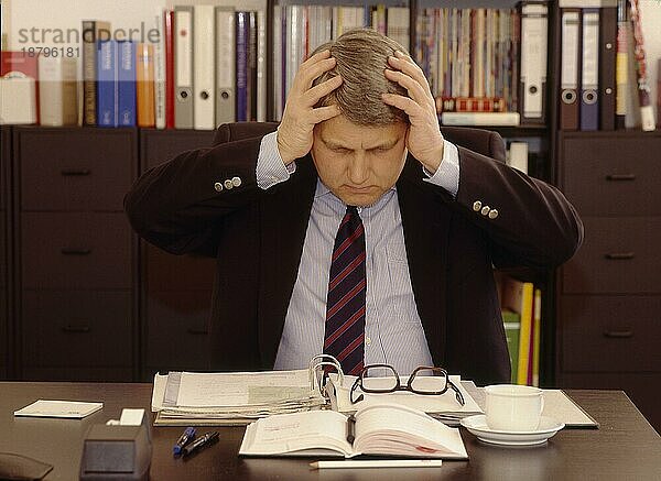 Stress am Arbeitsplatz  Kopfschmerzen Büroszene