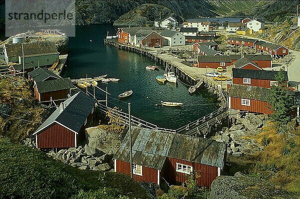 Ortschaft auf den Lofoten  Norwegen  Europa