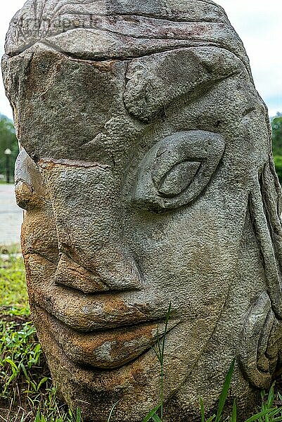 Skulpturen mit traditionellen Motiven  die von verschiedenen Künstlern aus der ganzen Welt geschnitzt wurden und im Sarawak Cultural Village ausgestellt sind