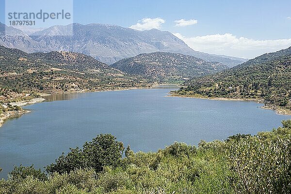 Der Techniti Limni Faneromenis  so der griechische Name  liegt an den südlichen Ausläufern des Ida Gebirgsmassivs. Der Stausee ist wichtig für die Wasserversorgung der Messara Ebene und der Region im südlichen Zentralkreta