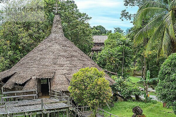 Bidayuh Rundhaus im Sarawak Cultural Village  das im Norden von Kuching liegt. Es zeigt die verschiedenen ethnischen Gruppen bei der Ausübung traditioneller Tätigkeiten in ihren jeweiligen traditionellen Häusern