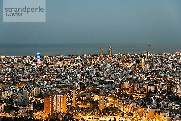 Draufsicht und Nachtaufnahme vom beleuchteten Barcelona. Das Panorama zeigt die berühmte Sagrada Familia  den beleuchteten Torre Agbar und die Türme des Port Olimpic