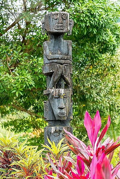 Totempfahl im Sarawak Cultural Village im Norden von Kuching auf der Halbinsel Santubong. Hier werden die verschiedenen ethnischen Gruppen und die lokale Kultur der Stämme von Sarawak vorgestellt