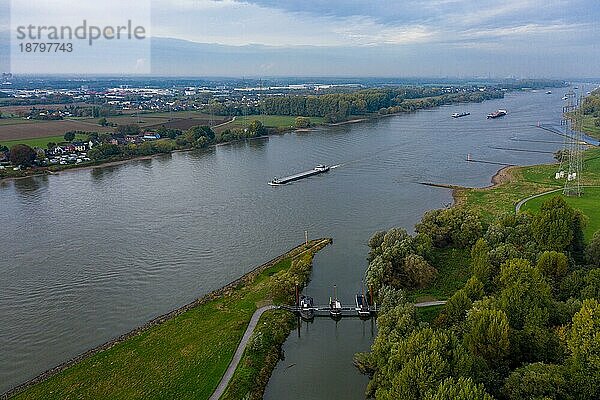 Panoramablick auf den Rhein bei Leverkusen. Luftaufnahmen per Drohne