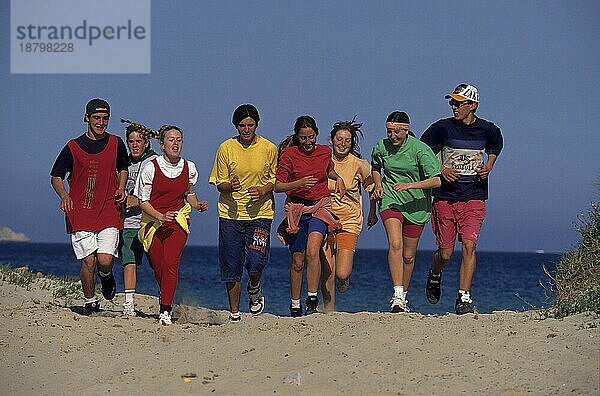 Junge Leute beim Strandlauf Gruppe mit 8 Personen