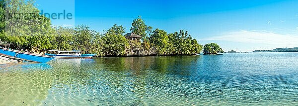 Das kleine Eiland Poyalisa ist Teil der Togian Insel Batudaka im Golf von Tomini im Norden von Sulawesi. Die Inseln sind ein Paradies für Taucher und Schnorchler. Die Korallenriffe bieten eine unglaubliche Artenvielfalt