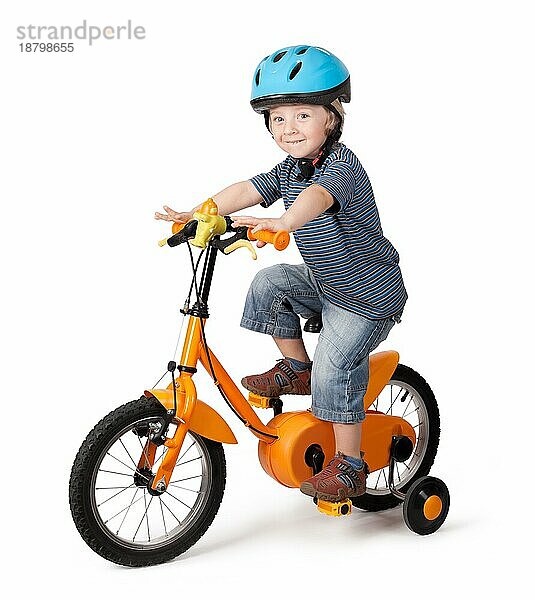 Porträt eines niedlichen Jungen auf dem Fahrrad auf einem weißen