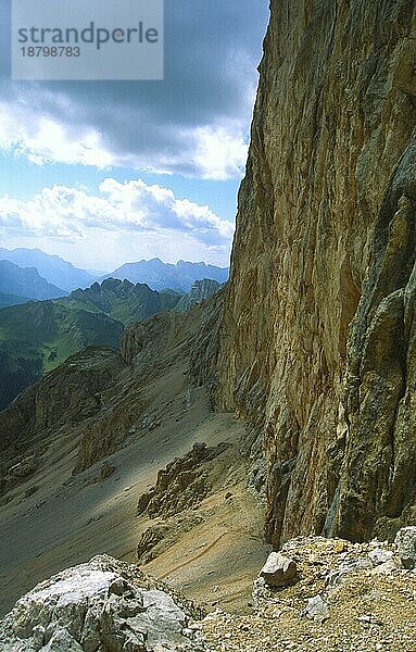 An der Marmolada Südflanke (Piccolo Vernel) Blick nach Westen  Dolomiten  Italien  Berge  Alpen  Europa