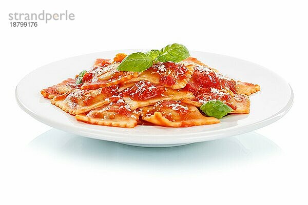 Ravioli italienische Pasta Freisteller freigestellt isoliert essen Mittagessen Gericht mit Teller in Tomatensauce in Stuttgart  Deutschland  Europa