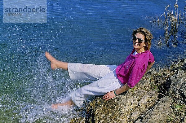 Junge Frau am Strand  Füße im Wasser