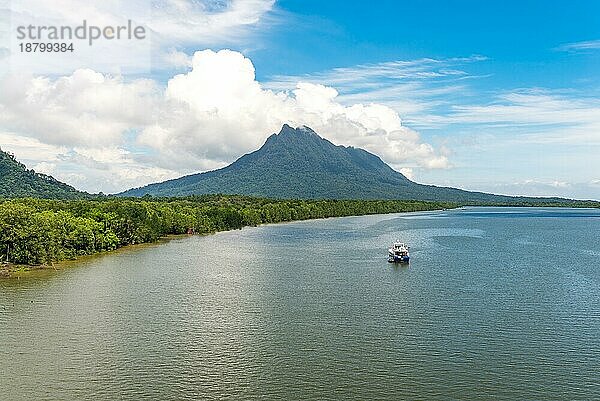 Der Santubong Fluss ist ein Seitenarm des Sarawak Flusses  der nördlich der Hauptstadt von Sarawak  Kuching  liegt. Der Fluss fließt im Norden von Borneo in das Südchinesische Meer