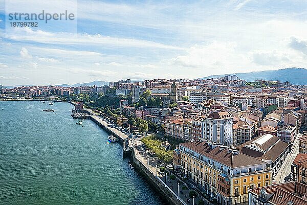 Die Flussmündung von Bilbao mit der Stadt Portugalete auf der rechten Seite  von der Brücke aus gesehen in Richtung Süden. Die Biskaya Brücke ist die älteste Transportbrücke der Welt  erbaut 1893