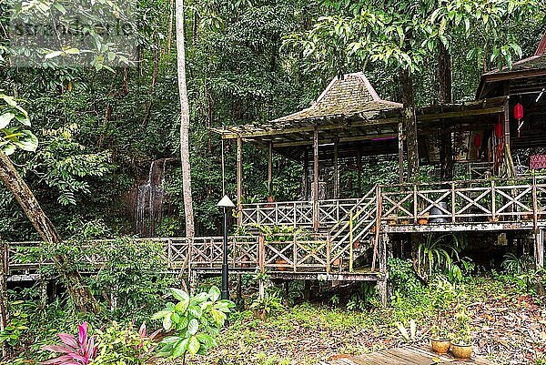 Persada Alam im Bereich des Wasserfalls bietet den Gästen interaktive Darbietungen von Künstlern des Sarawak Cultural Village  darunter Modenschauen  Volkslieder und Jamsessions