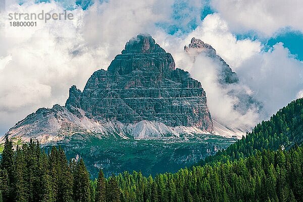 Gewitterwolken über den Dolomiten  Italien. Drei Gipfel des Lavaredo