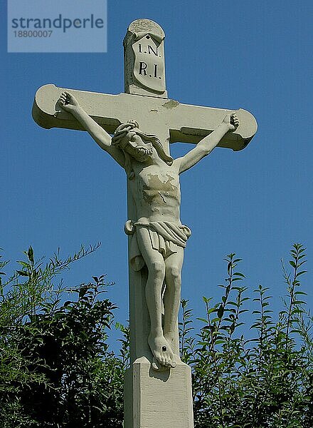 I N R I. -Kreuz  I N R I Iesus Nazarenus Rex Iudaeorum Das INRI wurde in der christlichen Ikonographie ein wichtiger Bestandteil der Kruzifix-Darstellungen und begegnet dort in Form einer beschrifteten oder gravierten Holztafel oder als Text auf Perg