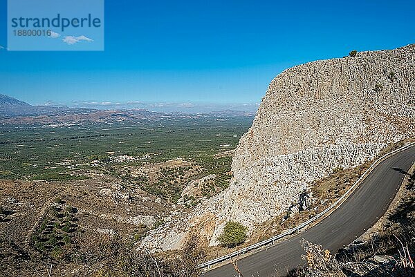 Riesiger Felsen auf dem Weg über das Asterousia Gebirge nach Lentas. Landschaftliche Aussicht auf die große Messara Ebene im Süden Kretas