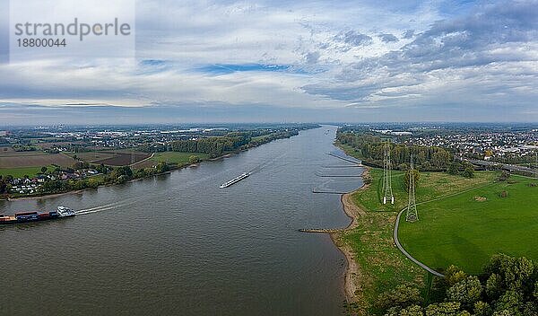 Panoramablick auf Flussschiffe auf dem Rhein. Luftaufnahmen per Drohne