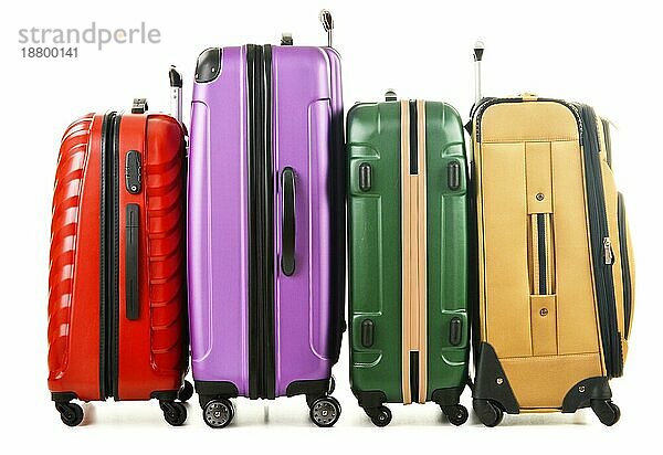 Vier Koffer vor weißem Hintergrund
