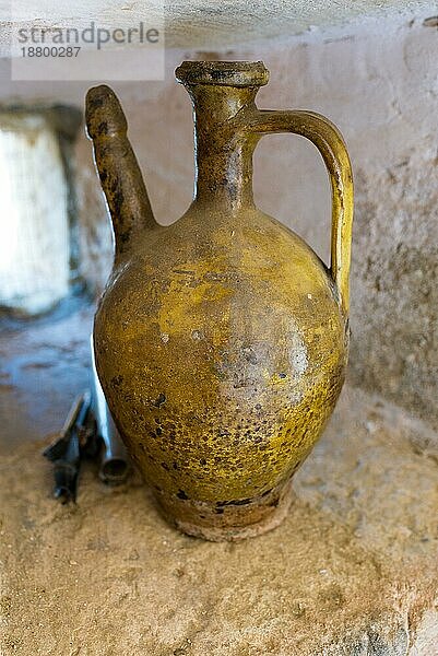 Krug im Kloster Odigitrias. Monastiri Odigitrias  ist ein altes Kloster aus dem 14 Jahrhundert im Süden Kretas. Der Terrakotta Krug ist in einer Ausstellung über das Kloster und seine Mönche zu sehen