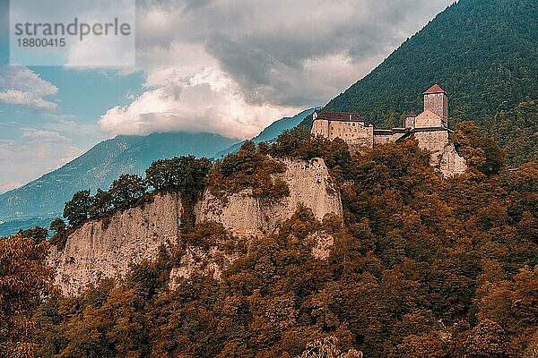Panoramablick auf Schloss Tirol im Herbst