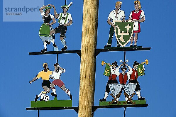 Figuren am Maibaum in Haldenwang  Allgäu  Bayern  Deutschland  Europa