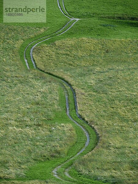 Feldweg in Schlangenlinie am Berg zu einem Hof  abends  Schwarzwald . bad. -Wuertt. BRD