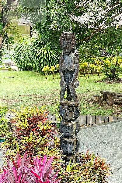 Totempfahl im Sarawak Cultural Village im Norden von Kuching auf der Halbinsel Santubong. Hier werden die verschiedenen ethnischen Gruppen und die lokale Kultur der Stämme von Sarawak vorgestellt