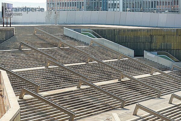 Treppe als Stillleben oder als industrielle Ästhetik zum Yachthafen Port Forum im Norden der Metropole Barcelona. Der Hafen ist in den Parc del Forum im Stadtteil Poblenou von Barcelona integriert