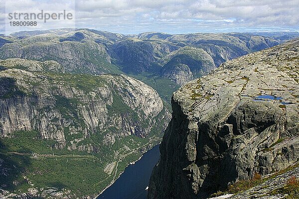 Blick auf den Lysefjord in Richtung Osten  Norwegen  Europa
