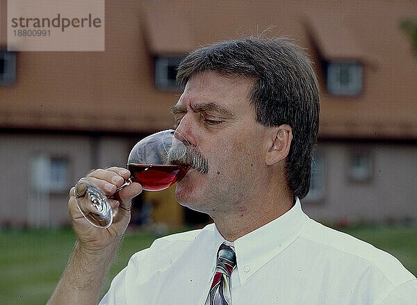 Mann trinkt Rotwein