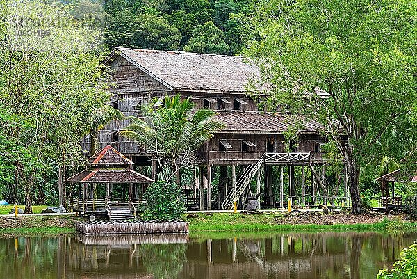 Das Sarawak Cultural Village befindet sich im Norden von Kuching auf der Halbinsel Santubong. Es zeigt die verschiedenen ethnischen Gruppen  die in ihren jeweiligen traditionellen Häusern traditionellen Tätigkeiten nachgehen