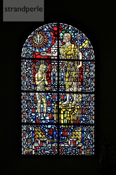 Schweiz  Innenstadt von Chur  Kirche innen  christliche Motive im Kirchenfenster  Kathedrale St. Maria Himmelfahrt  Europa