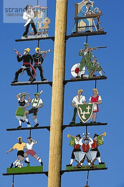 Figuren am Maibaum in Haldenwang  Allgäu  Bayern  Deutschland  Europa