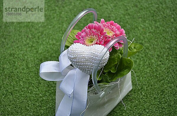 Muttertagsgesteck in kleiner Tasche  rosa Gerbera mit Herz