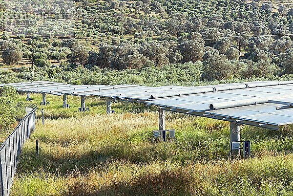 Erneuerbare Energieerzeugung mit Solarzellen im südlichen Zentrum Kretas. Kleine Solar Photovoltaik Anlagen gibt es im ganzen Land
