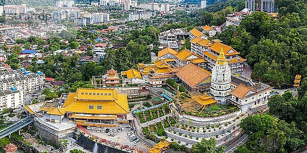 Kek Lok Si Tempel Luftbild Panorama auf der Insel Penang  Malaysia  Asien