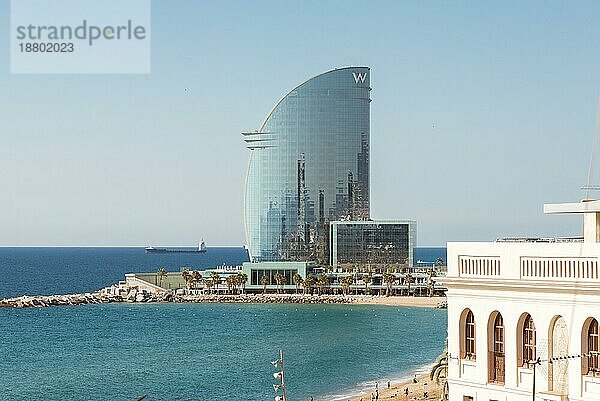 Das riesige W Barcelona Hotel direkt am Meer im Stadtteil Barceloneta von Barcelona. Das Gebäude hat eine halbmondförmige Silhouette mit 29 Stockwerken und ist ein neues Wahrzeichen Barcelonas