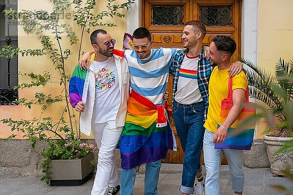 Lgbt Konzept  Porträt von Homosexuell Männer Freunde  die Spaß an Homosexuell Pride Party  Vielfalt der jungen Menschen in der Stadt
