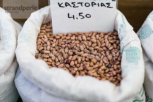 Erdnüsse in einer großen Plastiktüte auf dem Bauernmarkt im Dorf Tymbaki im Süden von Kreta. Die Straßenmärkte auf der Insel finden traditionell am Wochenende in den Straßen der Dörfer statt