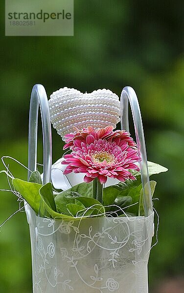 Muttertagsgesteck in kleiner Tasche  rosa Gerbera mit Herz