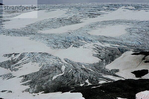 Eine Gruppe Wanderer auf einem Gletscher im Nationalpark Jotunheimen  Norwegen  Europa