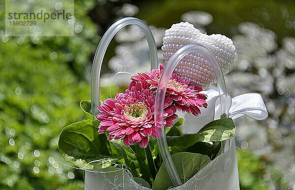 Muttertagsgesteck in kleiner Tasche  rosa Gerbera mit Herz