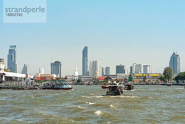 Schiffe und Boote auf dem Chao Phraya  einem wichtigen Fluss in Thailand. Der Fluss schlängelt sich durch die Stadt in südlicher Richtung und mündet etwa 25 Kilometer südlich des Stadtzentrums in den Golf von Thailand