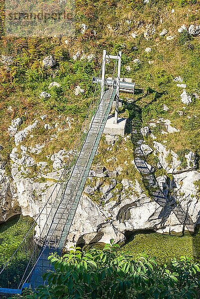 Der Bergbach Rio Cares fließt durch das Tal in den Ausläufern des Nationalparks Picos de Europa. Auch das Vorgebirge ist ein beliebtes Wanderziel und führt entlang des Jakobsweges