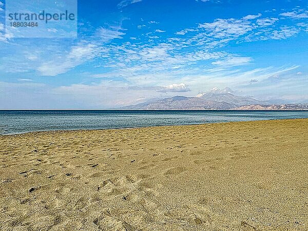 Das Meer wie ein Spiegel am Strand von Komo im Süden Kretas in Griechenland. Mit seinem goldenen Sand erstreckt er sich über mehr als vier Kilometer am westlichen Rand der fruchtbaren Messara Ebene