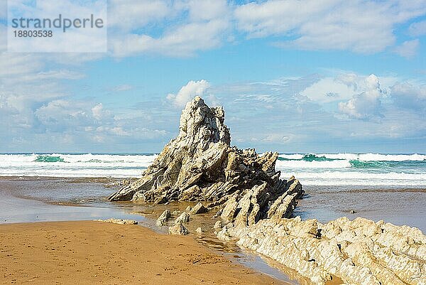 Der Strand Arrietara von Sopelana  auch Sopela genannt  im Baskenland  im Norden Spaniens  in der Nähe von Bilbao im Oktober