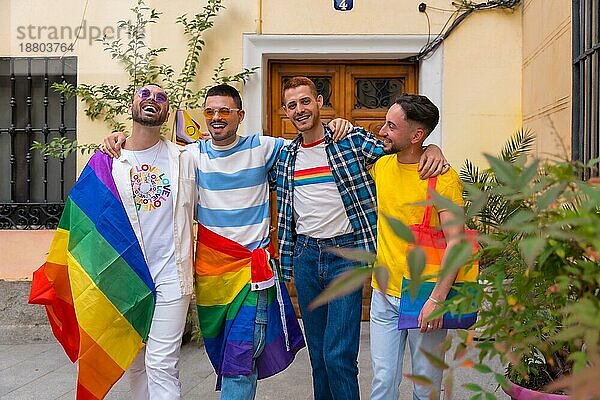 Lgbt Konzept  Porträt von Homosexuell Männer Freunde  die Spaß an Homosexuell Pride Party  Vielfalt der jungen Menschen in der Stadt  sehr glücklich